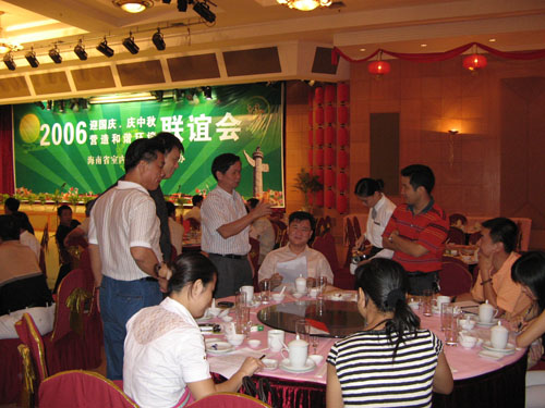 陈秘书长与参加活动的老总和代表们寒暄