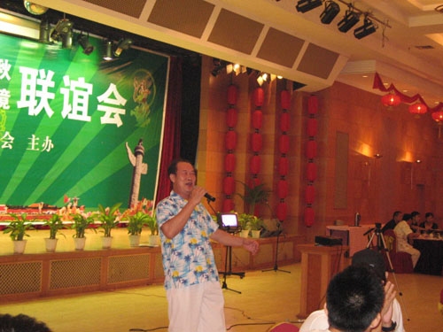 特邀嘉宾献唱，优美歌声引来现场掌声不断