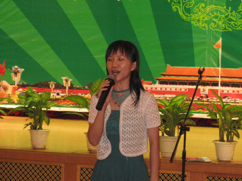 特邀嘉宾献唱，优美歌声引来现场掌声不断